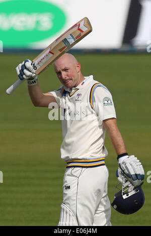 Cheester Le Street, UK. Il 4 maggio, 2014. Yorkshire è Adam Lyth riconosce gli applausi dopo il raggiungimento di un secolo il giorno uno della contea di LV Divisione del Campionato un gioco tra Durham CCC & Yorkshire CCC a Emirates Durham ICG in Chester Le Street domenica 4 maggio 2014 (Foto: Mark Fletcher| Alamy Live News) Foto Stock