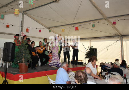 La Murta Fiesta, La Murta, Murcia, Spagna. Il 4 maggio, 2014. Ai piedi della Sierra de Carrascoy montagne si trova il villaggio di La Murta e oggi alcuni abitanti di un villaggio di 250 molti vestiti in stile tradizionale hanno celebrato la loro settimana di fiesta con un gigante di paella e tradizionale canto spagnolo, chitarra e balli dal Coro Rociero de Totana. La festa da giovani e anziani continuerà anche durante la notte. Credito: Tony Henshaw/Alamy Live News Foto Stock