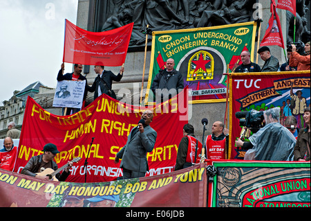 Un cantante tra sindacato banner visto in un Mayday Rally a Londra Foto Stock
