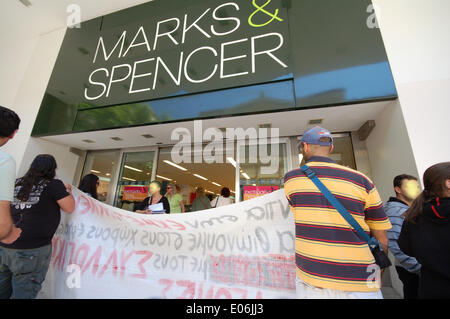 Atene, Grecia. 04 Maggio, 2014. L'ingresso di un Marks & Spencer shop in Atene è visto chiuso dai dimostranti .Segretario generale del sindacato dei dipendenti del settore privato della Grecia, i Thanos Vassilopoulos, ha detto che l'apertura domenicale non avrebbe necessariamente l'aumento del fatturato, ma comporterebbe un ulteriore peggioramento delle condizioni di lavoro. Credito: George Panagakis/PACIFIC PRESS/Alamy Live News Foto Stock