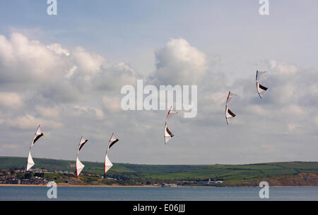 Weymouth, Regno Unito. 04 Maggio, 2014. I visitatori si radunano per guardare la varietà di coloratissimi aquiloni danza alla musica in cielo a Weymouth Kite Festival Credito: Carolyn Jenkins/Alamy Live News Foto Stock