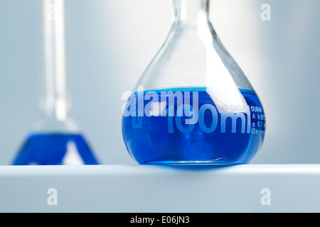 100ml matraccio tarato con una soluzione di blu in Foto Stock
