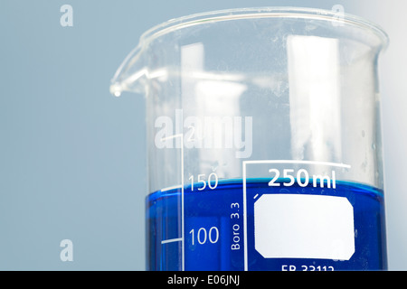 Bicchiere di vetro in laboratorio riempiti con soluzioni di blu Foto Stock