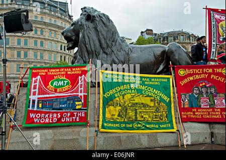 Scambi di banner unione visto in un Mayday Rally a Londra Foto Stock