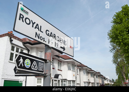 Il nome della strada segno per Royal Gardens, adiacente a case a schiera e un segno per la capitale anello, ealing, a ovest di Londra - Inghilterra Foto Stock