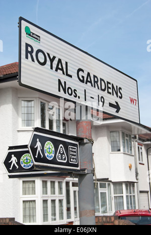 Il nome della strada segno per Royal Gardens, adiacente a case a schiera e un segno per la capitale anello, ealing, a ovest di Londra - Inghilterra Foto Stock
