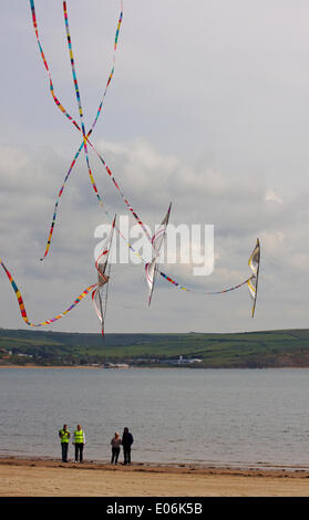 Weymouth, Regno Unito. 04 Maggio, 2014. I visitatori si radunano per guardare la varietà di coloratissimi aquiloni danza alla musica in cielo a Weymouth Kite Festival Credito: Carolyn Jenkins/Alamy Live News Foto Stock