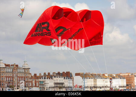 Weymouth, Regno Unito. 04 Maggio, 2014. I visitatori si radunano per guardare la varietà di coloratissimi aquiloni danza alla musica in cielo a Weymouth Kite Festival Credito: Carolyn Jenkins/Alamy Live News Foto Stock