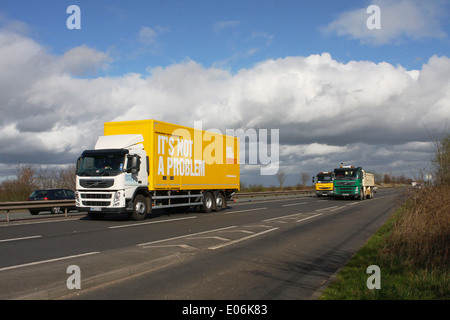 I carrelli che viaggiano sulla A46 a doppia carreggiata in Leicestershire, Inghilterra. Foto Stock