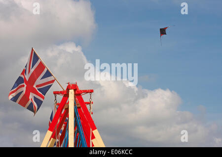 Weymouth, Regno Unito. 04th maggio, 2014. I visitatori si riuniscono per guardare la varietà di aquiloni colorati ballare con la musica nel cielo al Weymouth Kite Festival - aquiloni che volano sopra le bandiere di Union Jack sulle altalene altalene altalena altalena. Credit: Carolyn Jenkins/Alamy Live News Foto Stock