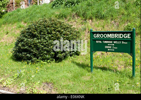 Segno di stazione a stazione Groombridge sulla Spa Valley Railway, Kent, Regno Unito Foto Stock