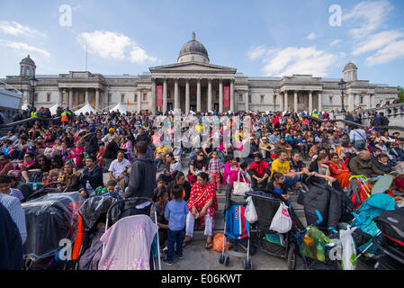 Trafalgar Square, Londra, Regno Unito. 04 Maggio, 2014. Il sindaco di Vaisakhi Festival, in partnership con Sony Entertainment Networks, avviene in una forte luce del sole di primavera festeggia il santissimo giorno nel calendario Sikh con numerosi artisti live performing Bhangra a grandi folle. Credito: Malcolm Park editoriale/Alamy Live News Foto Stock