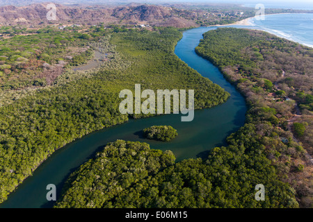 Una veduta aerea da un girocottero locale di barche sul fiume vicino a Tamarindo, Guanacaste in Costa Rica. Guardando a Nord Foto Stock