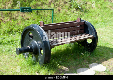 Insolita sede realizzata da ruote ferroviarie a Groombridge stazione sulla spa Valley Railway, Kent, Regno Unito Foto Stock