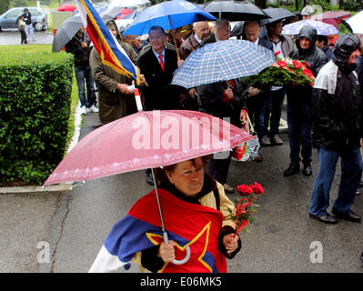 A Belgrado, in Serbia. Il 4 maggio, 2014. Persone provenienti da Serbia e Bosnia ed Erzegovina, Montenegro, Macedonia, la Croazia e la Slovenia venuti a portare omaggio alla vita presidente della Repubblica Socialista Federale di Jugoslavia Josip Broz Tito a Belgrado in Serbia, 4 maggio 2014. Domenica segna il trentaquattresimo anniversario della morte di Tito. Credito: Nemanja Cabric/Xinhua/Alamy Live News Foto Stock