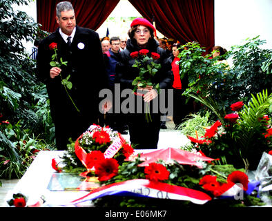 A Belgrado, in Serbia. Il 4 maggio, 2014. Ambasciatore della Repubblica Bolivariana del Venezuela per la Serbia H. E. Dia Nader De El Andari(L) stabilisce i fiori sulla tomba del presidente a vita della Repubblica Socialista Federale di Jugoslavia Josip Broz Tito a Belgrado in Serbia, 4 maggio 2014. Domenica segna il trentaquattresimo anniversario della morte di Tito. Credito: Nemanja Cabric/Xinhua/Alamy Live News Foto Stock