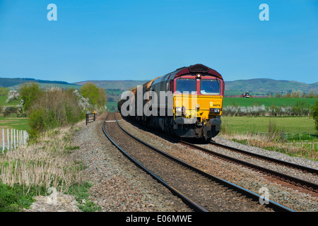 Un treno che passa attraverso Shropshire campagna nei pressi del villaggio di Stokesay, Inghilterra, Aprile 15th, 2014. Foto Stock