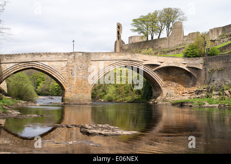 Storico in pietra ponte ad arco sul Fiume Tees a Barnard Castle North East England Regno Unito Foto Stock