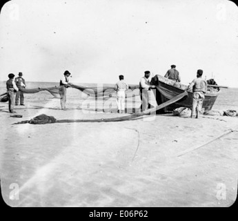 Pêcheurs à Saint-Jean-de-Luz, Pyrénées-Atlantiques Foto Stock