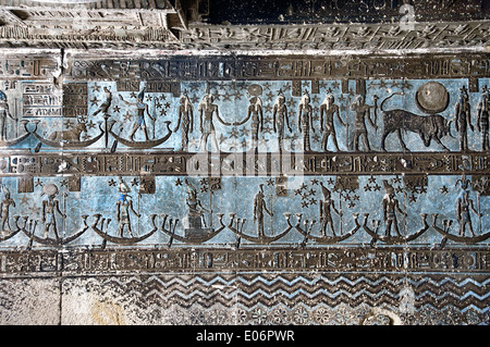 L'Egitto,Dendera,tempio tolemaico della dea Hathor.Vista del soffitto prima di effettuare la pulizia. Foto Stock