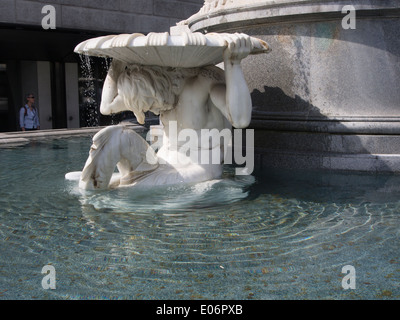 Dettagli dalla fontana di Pallade Atena al di fuori del parlamento austriaco a Vienna Foto Stock