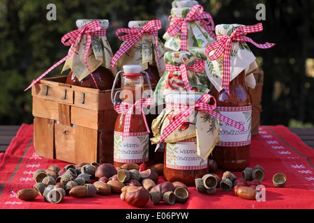 Occhiali con salse fatte in casa e il paese la decorazione della casa Foto Stock