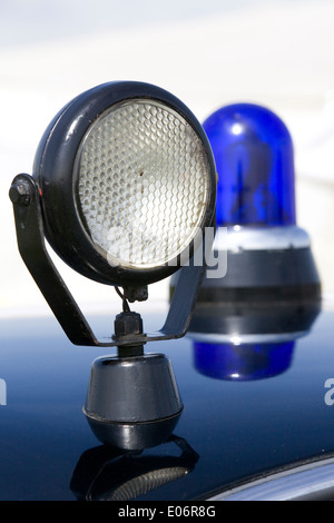 La luce spot e polizia blu luce sul vecchio classico auto della polizia. Foto Stock