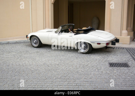 Bella e antica inglese e bianco tipo Jaguar Serie 3 Coupé Drophead Foto Stock