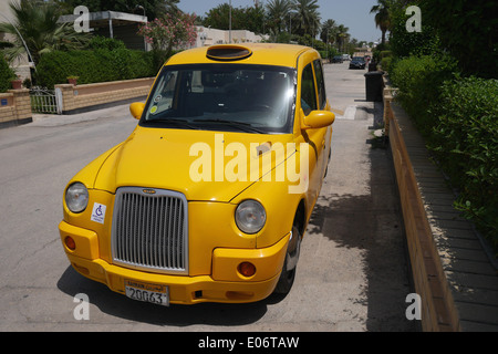 Bahrain Taxi su un composto di Barbar, Regno del Bahrein Foto Stock