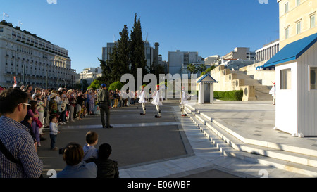 Grecia Atene piazza Syntagma evzones militari che sorvegliano il vouli Foto Stock