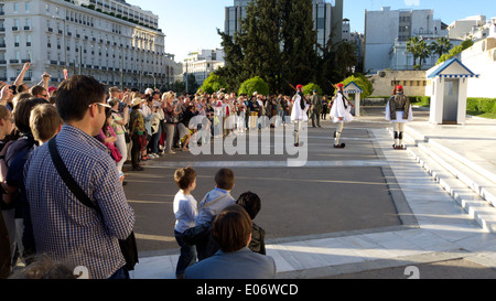 Grecia Atene piazza Syntagma evzones militari che sorvegliano il vouli Foto Stock