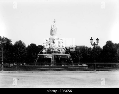 Una fotografia del Fontaine Pradier di Nîmes, Francia, scattata nel maggio 1904. L'immagine mostra le caratteristiche architettoniche della fontana e l'ambiente circostante. Foto Stock