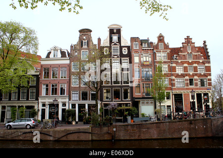 Case storiche e classic gables lungo il canale Prinsengracht in Amsterdam, Paesi Bassi Foto Stock