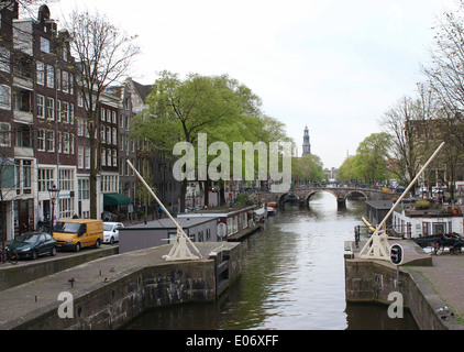 Case storiche lungo il canale Prinsengracht in Amsterdam, Paesi Bassi Foto Stock