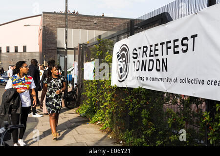 Londra, Regno Unito. Il 5 maggio 2014. Ingresso del London Streetfest domenica 4 maggio, 2014 a Hackney Wick dell isola di Pesce di Londra, Regno Unito. Il Streetfest è una cultura urbana festival si svolge nella zona est di Londra in cui sono rappresentate alcune forme di arte di strada: DJ-Set, rap, breakdance, skateboard, equitazione BMX e spettacoli di graffiti. Credito: Cecilia Colussi/Alamy Live News Foto Stock