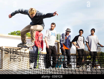 Londra, Regno Unito. Il 5 maggio 2014. Skateboarders effettuando al London Streetfest domenica 4 maggio, 2014 a Hackney Wick dell isola di Pesce di Londra, Regno Unito. Il Streetfest è una cultura urbana festival si svolge nella zona est di Londra in cui sono rappresentate alcune forme di arte di strada: DJ-Set, rap, breakdance, skateboard, equitazione BMX e spettacoli di graffiti. Credito: Cecilia Colussi/Alamy Live News Foto Stock