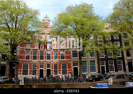 Coloratissima casa a capanna "Huis Bartolotti' o 'Het Bonte Huis', costruita nel 1617 a Herengracht 170-172, Amsterdam in impostazione della molla Foto Stock