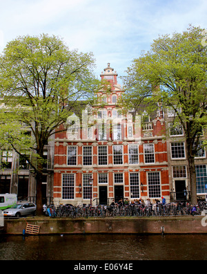Coloratissima casa a capanna "Huis Bartolotti' o 'Het Bonte Huis', costruita nel 1617 a Herengracht 170-172, Amsterdam Foto Stock