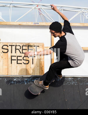 Londra, Regno Unito. Il 5 maggio 2014. Skateboarders effettuando al London Streetfest domenica 4 maggio, 2014 a Hackney Wick dell isola di Pesce di Londra, Regno Unito. Il Streetfest è una cultura urbana festival si svolge nella zona est di Londra in cui sono rappresentate alcune forme di arte di strada: DJ-Set, rap, breakdance, skateboard, equitazione BMX e spettacoli di graffiti. Credito: Cecilia Colussi/Alamy Live News Foto Stock