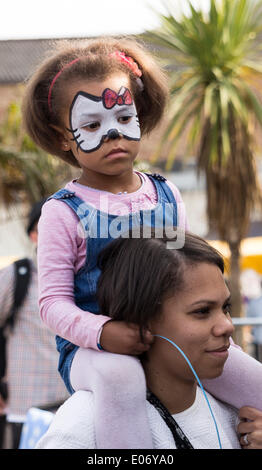 Londra, Regno Unito. Il 5 maggio 2014. Face painting presso il London Streetfest domenica 4 maggio, 2014 a Hackney Wick dell isola di Pesce di Londra, Regno Unito. Il Streetfest è una cultura urbana festival si svolge nella zona est di Londra in cui sono rappresentate alcune forme di arte di strada: DJ-Set, rap, breakdance, skateboard, equitazione BMX e spettacoli di graffiti. Credito: Cecilia Colussi/Alamy Live News Foto Stock