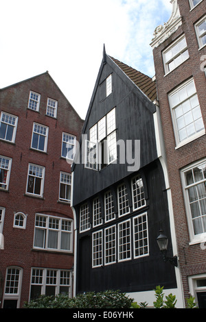 Facciata dei primi del XVI secolo casa in legno (Houten Huys) al Begijnhof di Amsterdam, Paesi Bassi Foto Stock