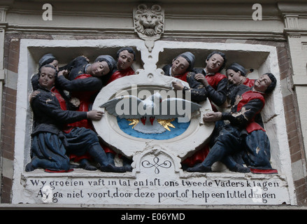 Dettaglio di un timpano decorativi in pietra il gate del Begijnhof di Amsterdam, Paesi Bassi Foto Stock