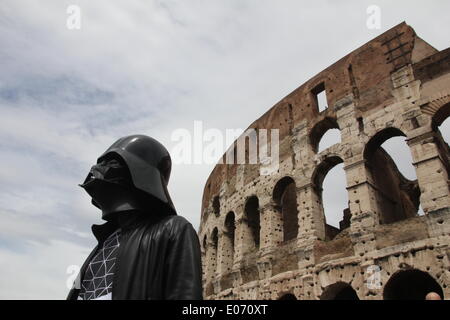 Roma Italia. Il 4 maggio 2014. Può il quarto essere con voi - Star Wars giorno per il Colosseo a Roma Italia. © Gari Wyn Williams / Ala Foto Stock