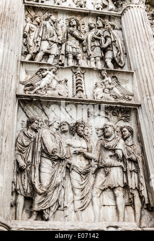 Romano antico arco trionfale di Benevento, Italia meridionale. Esso è stato eretto per celebrare l'imperatore Traiano attraverso la Via Appia, a i Foto Stock