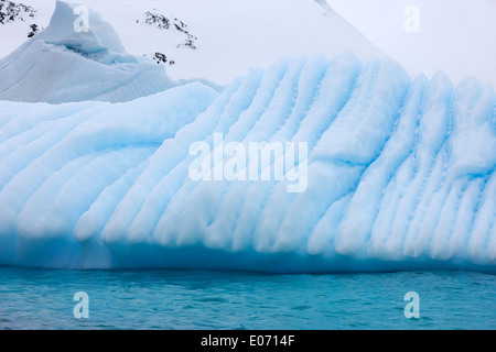 Iceberg che mostra direttamente le linee a strisce e linea di acqua erosione nei pressi de Cuverville Island Antartide Foto Stock