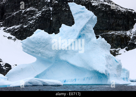 Il vento e la marea scolpito a forma di iceberg nei pressi de Cuverville Island Antartide Foto Stock