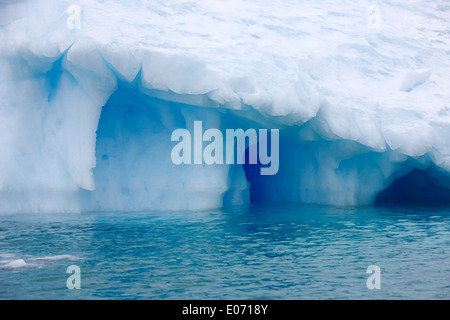 Linea acqua erosione di iceberg nei pressi de Cuverville Island Antartide Foto Stock