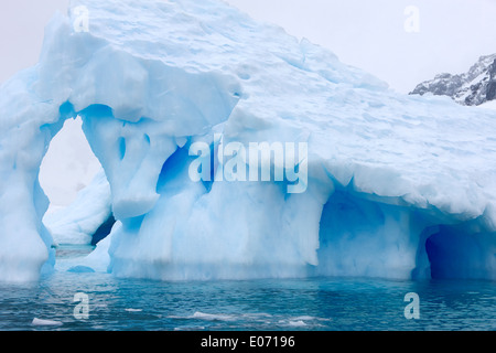 Linea acqua erosione di iceberg nei pressi de Cuverville Island Antartide Foto Stock