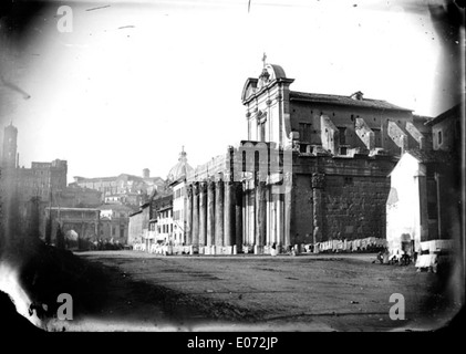 Vue de côté du Temple d'Antonin et de Faustine dans le Forum Romain, Roma Foto Stock