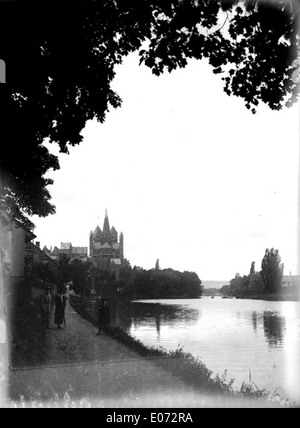 Vue des Bords de la Rivière Lahn avec la cathédrale de Limburg en arrière-piano, en Hesse Foto Stock